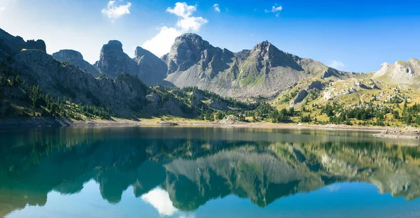 Allos Lago Por Mañana Durante Verano Con Efecto Espejo Montañas — Foto de Stock
