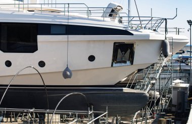 Yat yayı ampulü kuru havuzda.