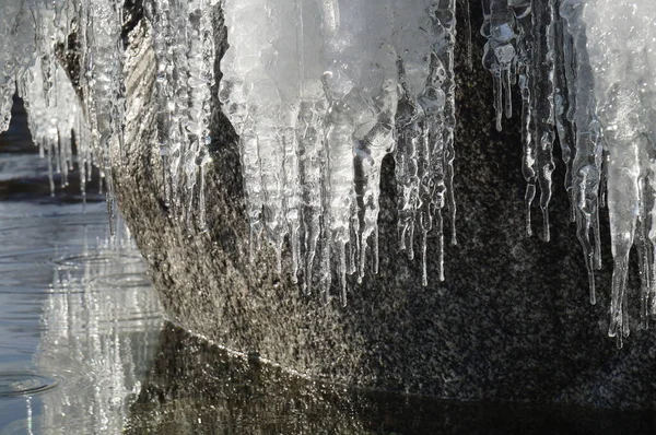 Schöne Winterliche Frühlingslandschaft Spiegelung Von Eiszapfen Klaren Wasser Des Teletskoje — Stockfoto