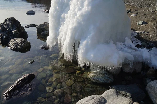 Schöne Winterliche Frühlingslandschaft Spiegelung Von Eiszapfen Klaren Wasser Des Teletskoje — Stockfoto