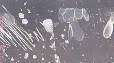 Gri grunge çizik doku arka plan, kirli aşınmış yüzey, çatlak boya izleri, soyut sıkıntılı tuval, tozlu analog hasar dokusu ve kaba kusurlar.