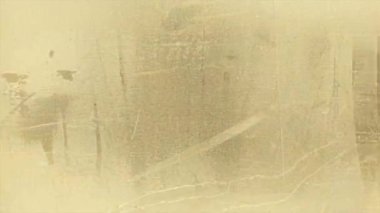 açık bej renkli el boyalı grunge arka plan, ince fırça izleri ve çizikler, yumuşak desenli yüzey, asgari soyut boya tabakası, organik kusurlu nötr sanatsal arka plan