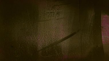 Koyu grunge desen arka plan, soluk mor ve kahverengi tonlar, katmanlı soyut boya yüzeyi, ince ses tahılları, yıpranmış analog tuval, yumuşak renk geçişleriyle karamsar desen