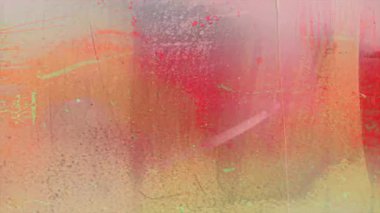 Pastel grunge desen arka plan, yumuşak soyut fırça darbeleri, katmanlı boya lekeleri, sessiz gökkuşağı tonları, tozlu analog yüzey, soluk renk geçişleriyle eskimiş sanatsal tuval ve ince ses