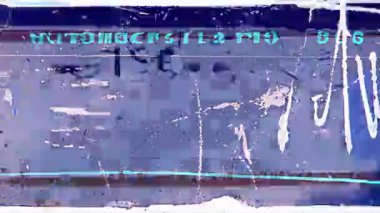 Grunge analog kaplama mavi boya alanı, dikey beyaz çizikler, kaba fırça darbeleri, sıkıntılı film dokusu, katmanlı soyut yüzey, kirli tuval görünümü, boya hasarı ve grafik işaretli karışık ortam arka planı