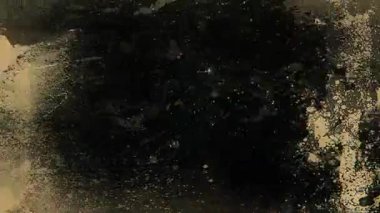 Ağır çizikli koyu grunge dokusu, sıkıntılı siyah yüzey, analog gürültü örtüsü, kirli film arkaplanı, kaba hasarlı malzeme, derin gölge tonları, sinematik çürüme estetiği