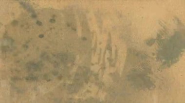 Bej rengi grunge desen arka plan, kaba yaş yüzey, çizilmiş boya katmanları, aşınmış kağıt doku, tozlu lekeler, analog gürültülü soyut sıkıntı arka plan ve yıpranmış detaylar.