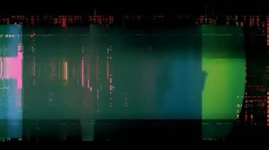 Yumuşak renk blokları, bulanık dijital katmanlar, sinematik siber gürültü, ince veri çarpıtma, sessiz tonlu atmosferik teknoloji dokusu olan karanlık soyut arkaplan