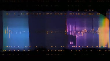 Derin mavi ve menekşe eğimli soyut dijital arkaplan, yumuşak ışık bantları, sinematik arıza katmanları, ince hareket bulanıklığı, fütüristik renk alanları, dokulu dijital gürültülü sakin siber estetik