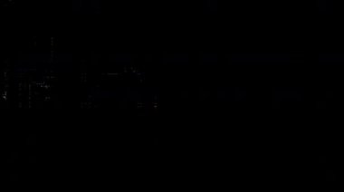 Karanlık minimal ses dokusu, ince dijital parazit, düşük ışık veri bozulması, siyah arkaplan üzerindeki soyut sinyal bozulmaları, bozuk video pikselleri, teknolojik hata deseni, gelecekteki dijital statik, sinemasal bozulma atmosferi