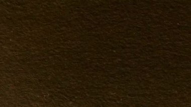 Koyu kahverengi kağıt dokusu derin lif yapısı, ağır tahıl, organik gürültü, yıllanmış analog yüzey, eski karton görünüş, grunge tasarımı ve retro kompozisyonlar için sıkıntılı kağıt zemin