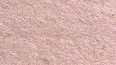 Küçük renkli lifler ve ince gürültü ile yumuşak pembe grunge kağıt dokusu, retro analog arka plan, el yapımı geri dönüşümlü kağıt yüzey, eski el işi kağıt malzeme, baskı, kırtasarım ve kaplamalar için minimum sanatsal arkaplan