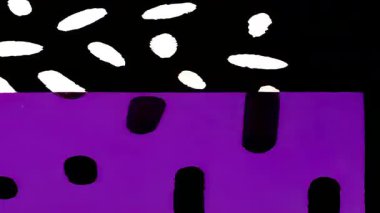 Mor alanda soyut el gradyan sütunları, siyah kavisli izler, minimalist grunge kompozisyonu, kaba doku örtüsü, çizgi film düz desen tarzı, sprey taneli modern sanatsal arka plan