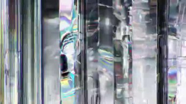 Sıvı metal bozulması, dikey arıza yırtılması, kromatik parazit dalgaları, yansıtıcı krom yüzey, soyut dijital deformasyon arka plan