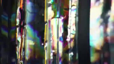 Sıvı krom yüzey, dikey cam paneller, prizmatik gökkuşağı yansımaları, optik bozulma, kromatik aberasyon, metalik doku, hatalı müdahale çizgileri, soyut yansıtıcı arka plan