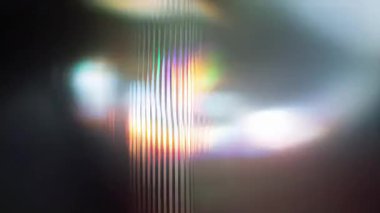 Dikey ışık çubukları ile prizma bozulması dokusu, kromatik parazit çizgileri, bulanık gökkuşağı yansıması, yumuşak analog çarpıtma, soyut aydınlatma arka planı