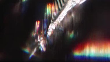 Dikey kromatik çarpıtma dalgaları, metalik sıvı bozulması, RGB spektrum dalgalanması, karanlık arka planda holografik yansıma çizgileri, soyut prizmatik teknoloji dokusu