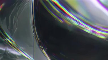 Koyu krom sıvı eğrisi, kromatik bozulma çizgileri, prizmatik metalik yansıma, optik metal yüzey, yanardöner bozulma, fütüristik soyut holografik doku