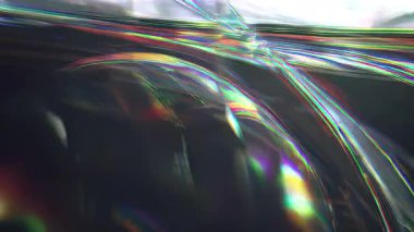 Koyu metalik küre üzerindeki krom karışıklığı, kromatik ışık çizgisi, optik metal bozulması, prizmatik aydınlatma, sıvı yansıtıcı yüzey, fütüristik soyut doku