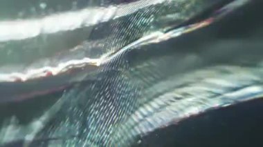 Metalik dalga soyut yüzey, yumuşak prizmalı krom desenli rahatlama, yanardöner ışık kırılması, renkli parazit bozulması, parlak fütüristik dijital arkaplan