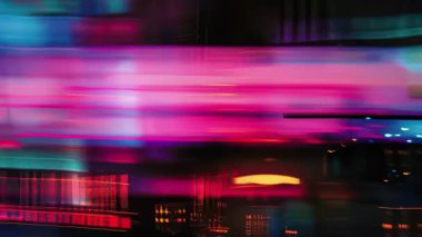 Keskin holografik uçaklar, neon mor geometri, dijital kristal parçaları, yanardöner yansımalar, siber punk poligon arkaplan, yüksek kontrastlı ışık parçaları ile fütüristik bilim kurgu arızası soyut bileşimi