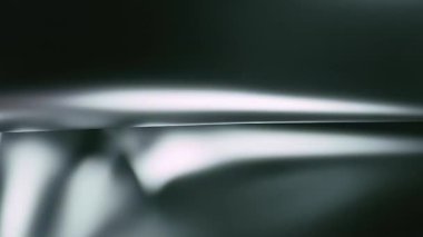 Yumuşak ışık gradyanı olan pürüzsüz metalik katlama, karanlık fütürist soyut yüzey, minimum holografik parlaklık ve ince yansıma