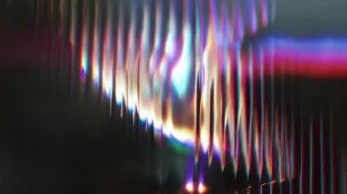 Dikey krom ışık huzmeleri, yanardöner prizma patlaması, holografik spektrum çizgileri, soyut aydınlatma arkaplanı.