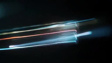 Soyut yatay bozukluk dokusu, ince müdahale çizgileri, mavi beyaz ve morumsu gürültü bantları, dijital tarama bozulması, akıcı ışık sinyali efekti, fütürist veri akışı estetiği, koyu arkaplan üzerinde hareket titreşimli yumuşak parıltı, analog stil