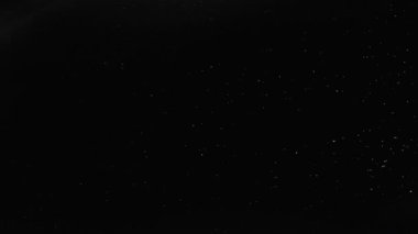 Kara analog film, ince çizik çizgisi, ince ışık çizgisi, toz parçacıkları, klasik tahıl dokusu, sinematik grunge arkaplan, hasarlı film yüzeyi, minimal gürültü, analog parazit, çekim için soyut örtüşme