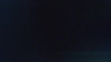 Koyu minimal analog arkaplan, yumuşak siyah ve mavi gradyan, ince film tahıl dokusu, düz soyut yüzey, sinematik düşük ışık örtüsü, temiz sıkıntılı estetik, analog gürültülü karamsar boş arkaplan