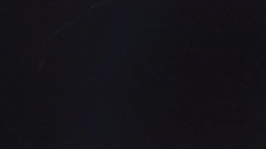 Asgari koyu soyut arkaplan, yumuşak siyah eğimli yüzey, ince analog gürültü, düşük görünürlük tahıl dokusu, sinematik gölge azalması, temiz sıkıntılı film görüntüsü, boş karamsar zemin, karanlık atmosfer örtüsü