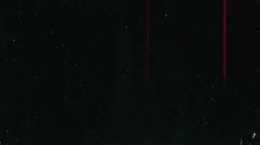 Tozlu analog film dokusu ince çizikler, karanlık sinema arkaplanı, yüzen parçacıklar, ince renk gürültüsü, eski hasarlı film yüzeyi, grunge estetik, soyut minimal zon, eski film tahıl, parazit objeleri, geçmişe dönük görünüm