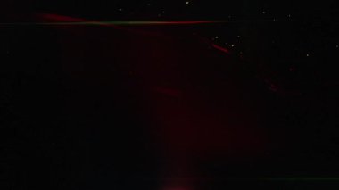 Koyu analog film tahıl arkaplanı, ince kırmızı ışık sızıntısı olan siyah desenli yüzey, çizilmiş film dokusu, toz parçacıkları, sinematik grunge örtüsü, klasik ses kalıbı, karamsar soyut zemin, sıkıntılı analog yüzey, kirli film estetiği