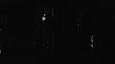 Koyu siyah grunge dokusu, derin gölge gürültü yüzeyi, ince çizilmiş boya örtüsü, minimum soyut sıkıntılı arka plan, düşük aydınlık endüstriyel duvar dokusu