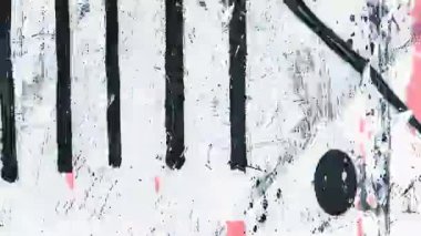 Kalın tipografi parçalarına sahip siyah ve beyaz grunge dokusu, çizilmiş yüzey, mürekkep sıçraması ve kaba soyut kompozisyonu ile sıkıntılı kentsel poster arka planı