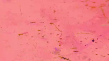 Siyah grunge işaretli pembe soyut boyalı yüzey, sıkıntılı fırça darbeleri, çizilmiş pastel duvar dokusu, sanatsal kentsel arka plan