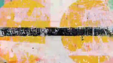 Sıkıntılı boya katmanları, siyah yatay bant, soyut şablon parçaları ve canlı grunge kompozisyonu ile sarı ve beyaz şehir çizgisi arka planı