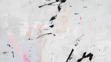 Siyah boya lekeli beyaz grunge dokusu, çizik yüzey, soyut fırça darbeleri, sıkıntılı duvar arkaplanı, minimum kirli tuval, ince pembe lekeler, kaba beton dokusu, kentsel grunge arkaplan