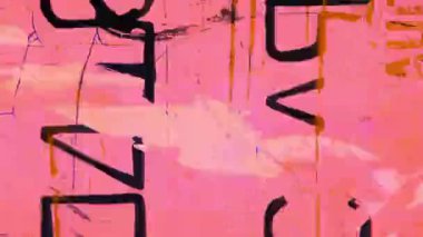 Pembe ve şeftali rengi soyut desen arkaplan, siyah karalama çizgileri, dikey boya çizgileri, çizik yüzey, sıkıntılı duvar deseni, pürüzlü fırça izleri, kentsel sokak sanatı örtüsü, katmanlı kirli arkaplan