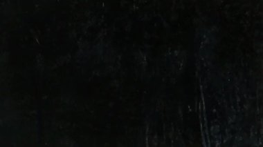 Derin dikey çizgilerle koyu grunge dokusu, sıkıntılı beton yüzey, ince çizikler ve gürültü, eskimiş soyut kaplamalı siyah endüstriyel arka plan