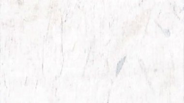 İnce çizikli beyaz grunge dokusu, ince dikey çizgiler, yumuşak sıkıntılı yüzey, aşınmış izlerle aydınlık beton tarzı arka plan ve soyut yaş örtüsü deseni