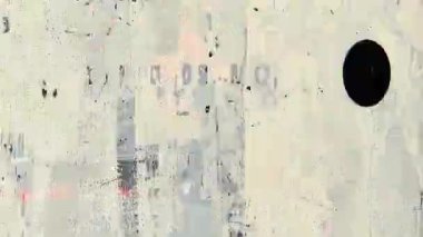 Kırmızı Çember İşaretli Beyaz Grunge Yüzeyi, Soyut Boya Vuruşu ve Şehir Dokusu