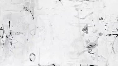 Beyaz grunge çizilmiş yüzey dokusu, ince siyah lekeler, toz parçacıkları, mürekkep lekeleri, hasarlı kağıt efekti, analog gürültü örtüsü, klasik film aşınması, soyut tek renkli doku