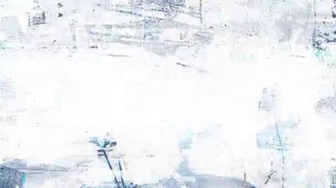 Parlak soyut arkaplan, yıkanmış mavi ve beyaz boya dokusu, aşırı maruz kalmış yüzey, bozulmuş fırça darbeleri, tırmalanmış tuval, soluk katmanlar, analog gürültü, yıpranmış duvar dokusu, hasarlı boya yüzeyi, kaba sanatsal arka plan