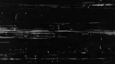 Yüksek kontrast siyah ve beyaz bozulma dokusu, yatay bozulma çizgileri, dijital gürültü bantları, ekran paraziti deseni, soyut sinyal bozulması, analog video hasarı, tarama arkaplanı, elektronik arıza estetiği