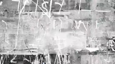 Açık gri tonlu grunge dokusu, çizik ve lekeli soyut katmanlı yüzey, aşınmış kağıt ve boya görünümü, sıkıntılı analog arka plan, kirli nötr kompozisyon, ham minimum karışık medya dokusu