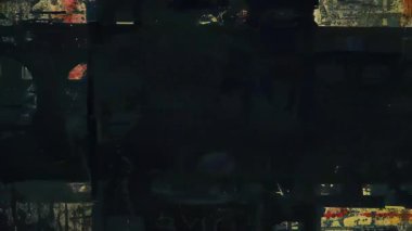 Koyu soyut grunge doku arka plan, ağır analog gürültü, sıkıntılı film yüzeyi, çizilmiş mürekkep katmanları, hasarlı kolaj bileşimi, endüstriyel bozulma dokusu