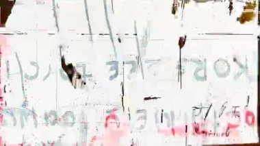 Grunge soyut dokusu, yırtık kağıt kolajı, sıkıntılı gazete parçaları, pürüzlü mürekkep izleri, kirli beyaz yüzey, analog hasar izleri, yıpranmış baskı katmanları, endüstriyel ses dokusu, karışık medya arka planı, eski kağıt erozyonu