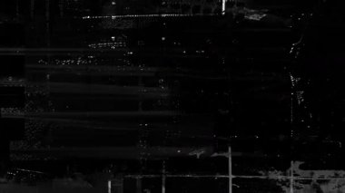 Izgara yapısı olan siyah grunge soyut dokusu, çizilmiş yüzey, analog gürültü kalıntıları, yıpranmış endüstriyel arka plan, asgari tek renkli kompozisyon, hasarlı görsel doku