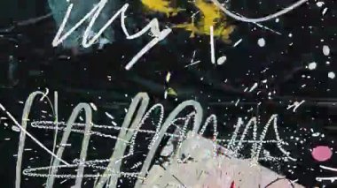 Dairesel elementlere sahip soyut grunge dokusu, koyu arkaplanda beyaz karalamalar, katmanlı boya izleri, karışık medya bileşimi, kaotik analog gürültü ve sanatsal bozulma.